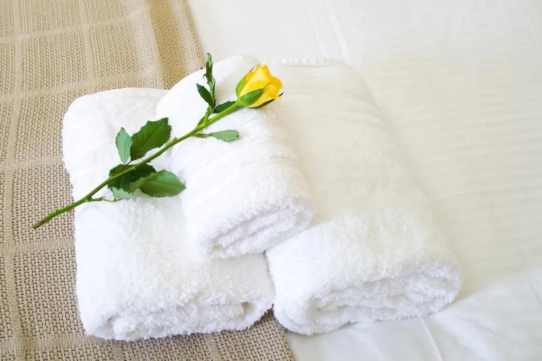 酒店前台客人偷偷跑上去怎么处罚,酒店拿顾客手机私自好评