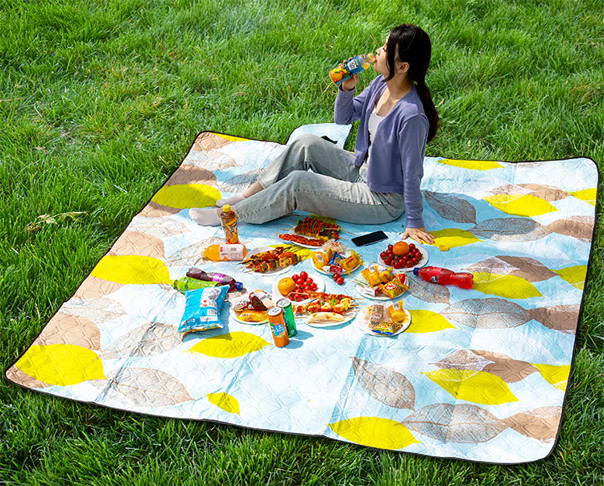 一家在阳台划船露营,在家楼顶天台野餐露营