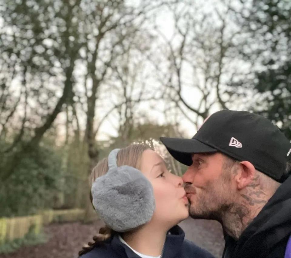 贝克汉姆亲吻小七为女儿庆生,贝克汉姆亲吻球场