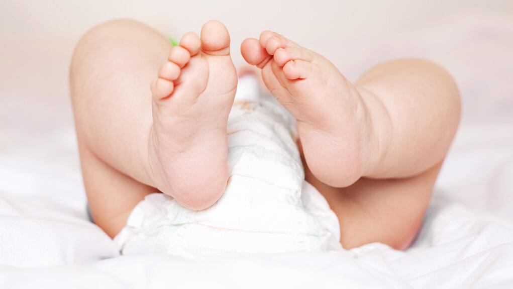 爸爸给娃买的纸尿裤,爸爸给女儿测试防晒霜