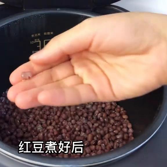 今天手把手分享在家自制红豆沙，绵软细腻好塑形且不开裂
