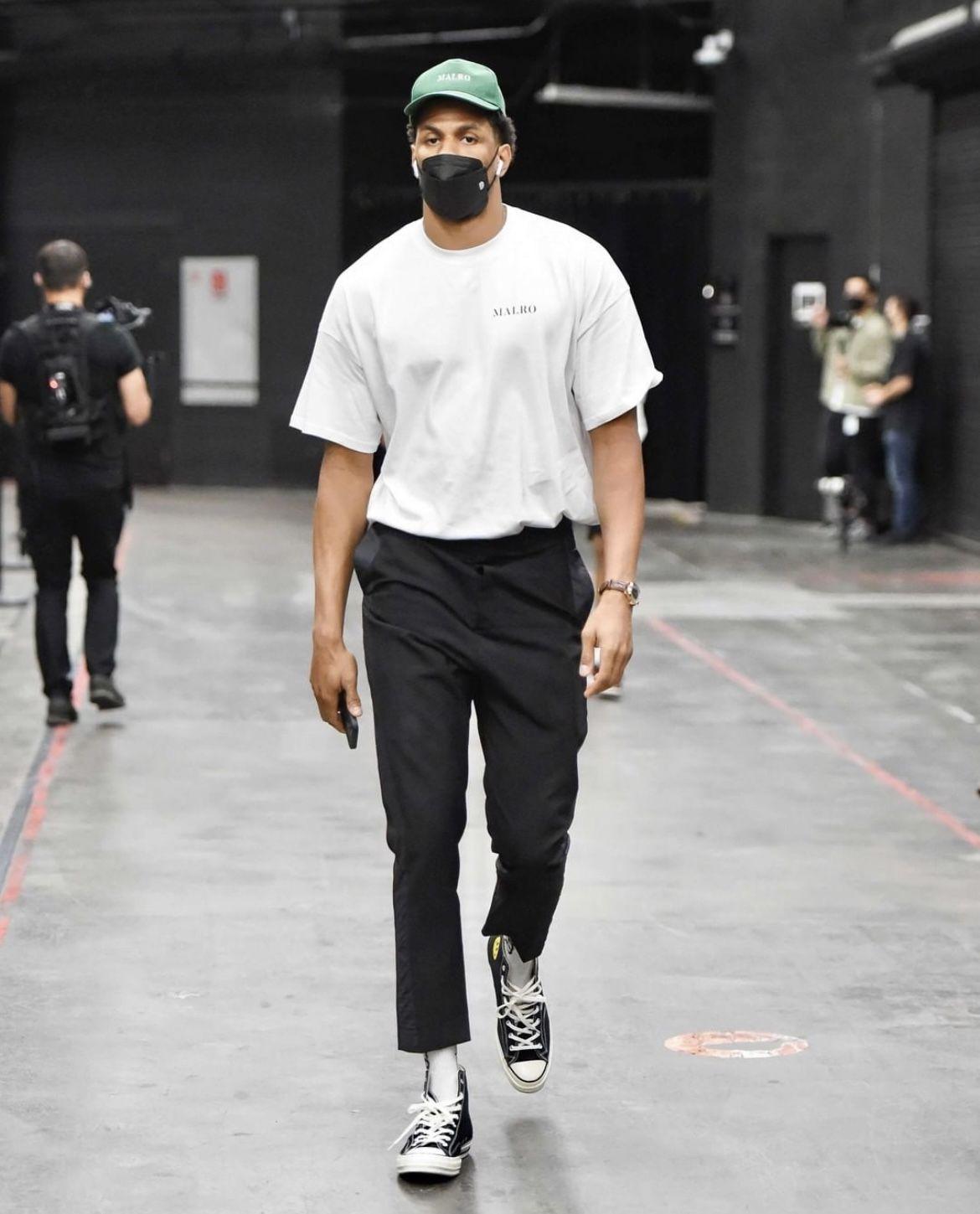 夏天薄款直筒裤搭配什么t恤,白色t恤和黑色直筒裤怎么穿时尚