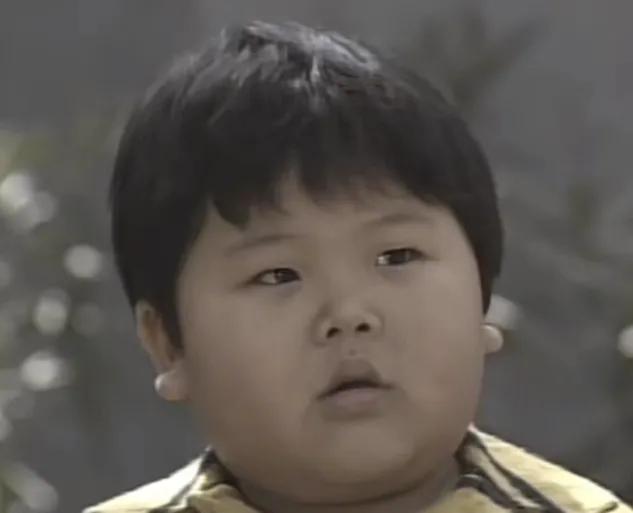 关晓彤周一围瓜尔佳原视频,鹿晗关晓彤两分钟吃仨瓜