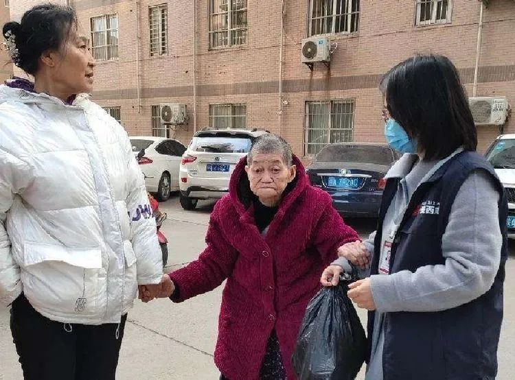 城管值守队员热心助智障人士回家,三桥街道启航社区网格员
