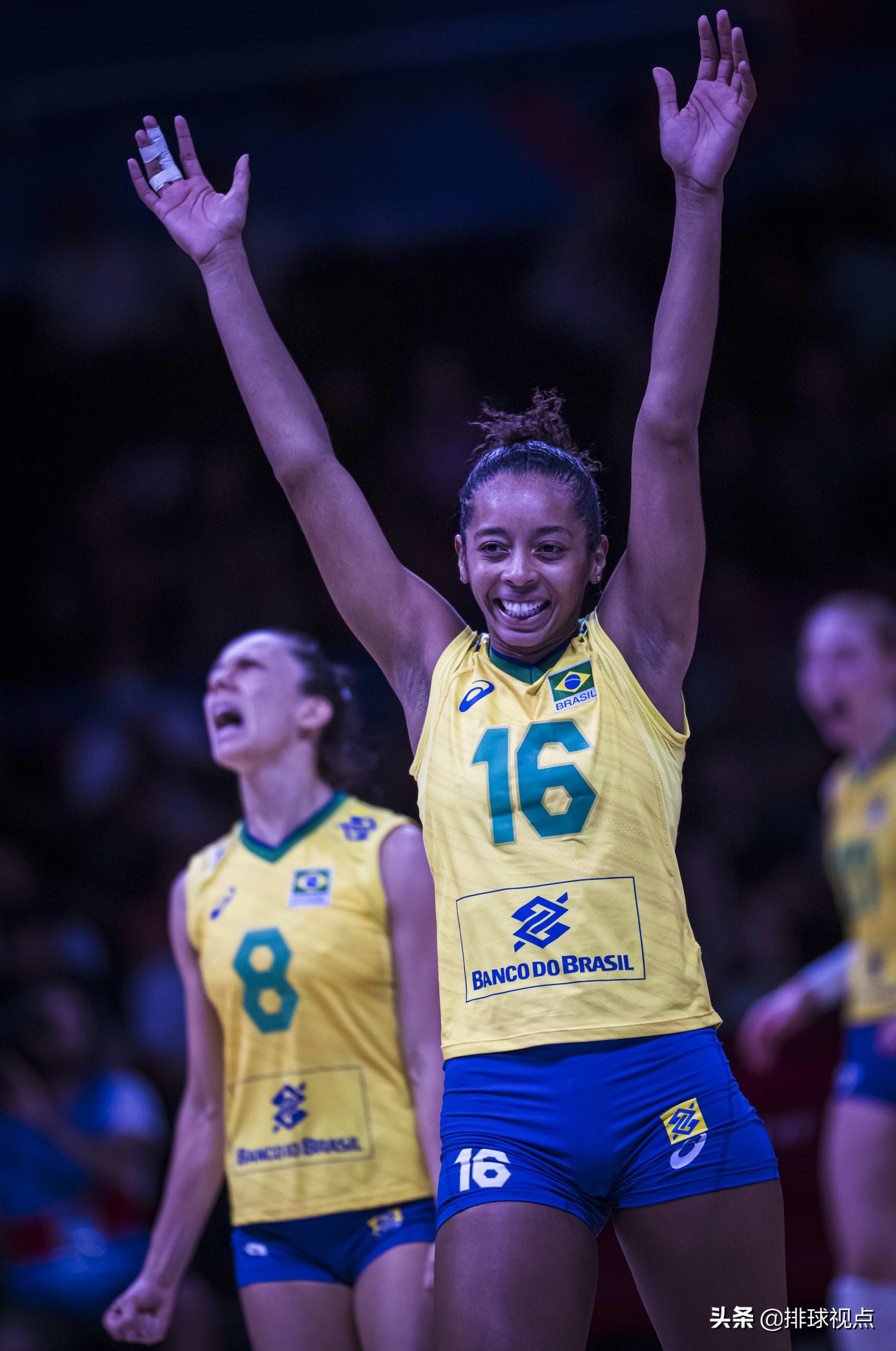 世界女排联赛总决赛上演“磨教”斗法！巴西3:1日本率先杀进四强