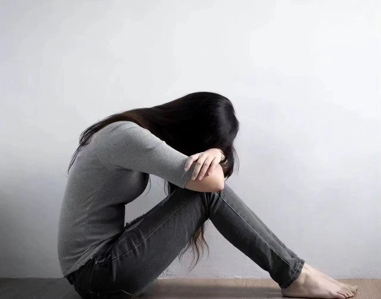 女大学生当家教被侵犯怎么判刑,学生遭遇老师性骚扰怎么判刑