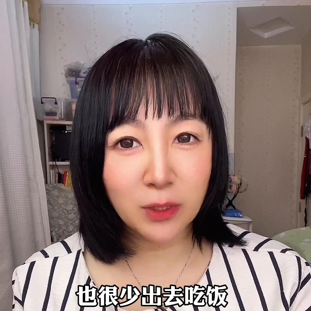 你们一家四口生活费一个月多少,你们一家一年花多少钱