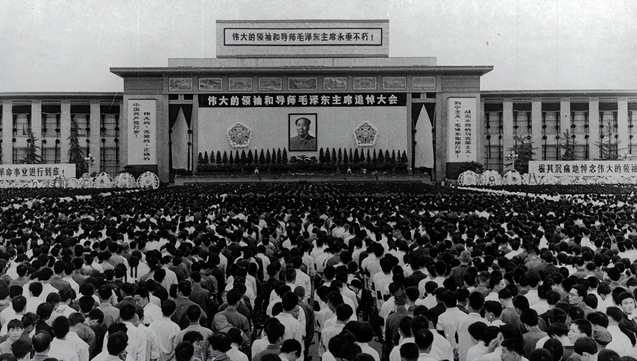 1976年毛主席溘然长逝,杨振宁含泪说了12个字,全世界为之感动