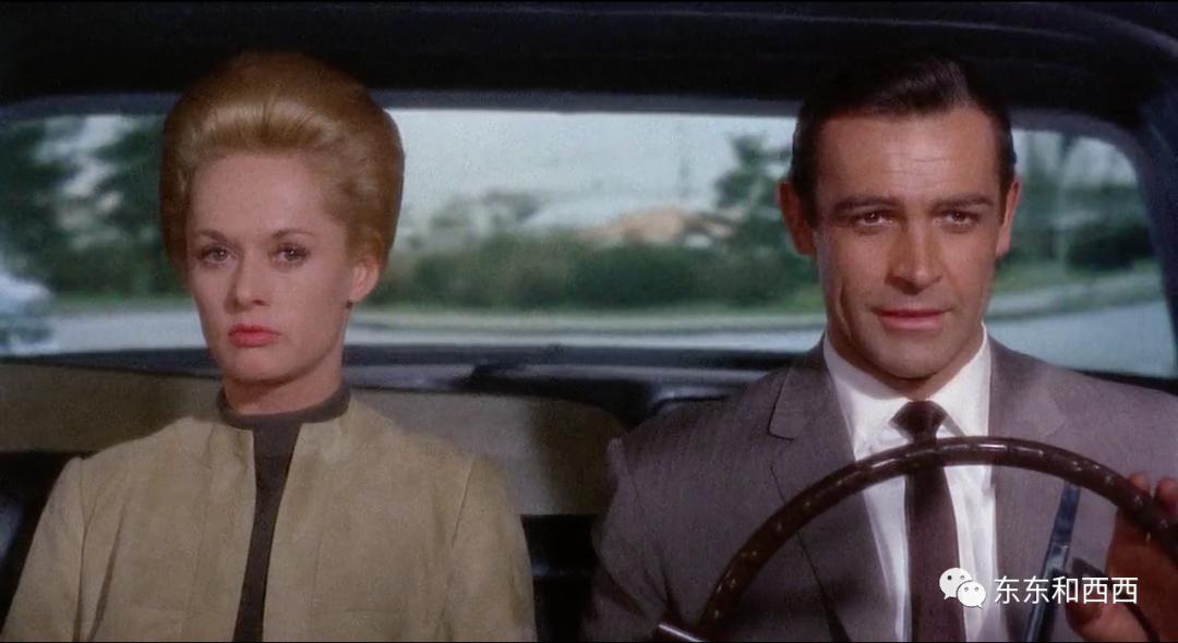 91岁养狮子走红毯拍奢侈品广告，这个优雅金发*物尤**太生猛了