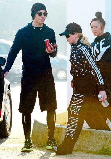 麦当娜收入1.25亿,麦当娜年收入50万