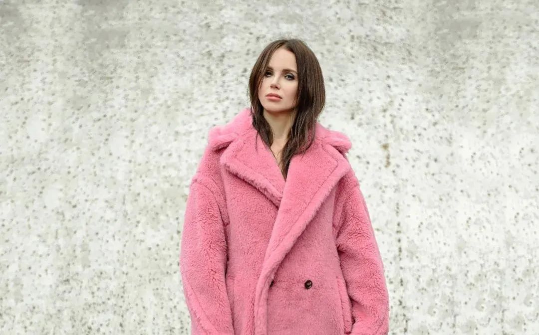 我妈花2800买了件羊毛大衣后，竟然开始自己动手做了……