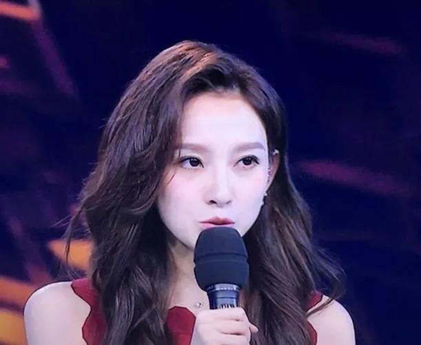 央视春晚马凡舒颜值,春晚主持新人马凡舒红裙