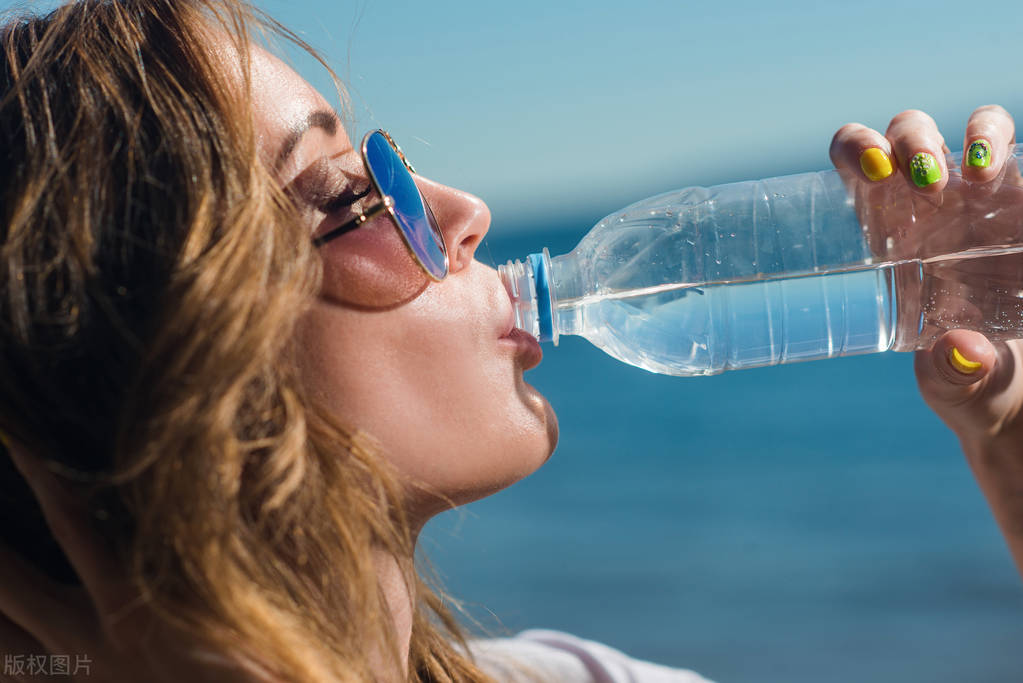 喝水和喝牛奶哪个更解渴,喝牛奶和喝水哪个更解渴