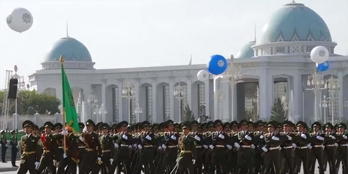 亚洲唯一的一个永久中立国，不用交水电费，汽油每升一毛钱左右