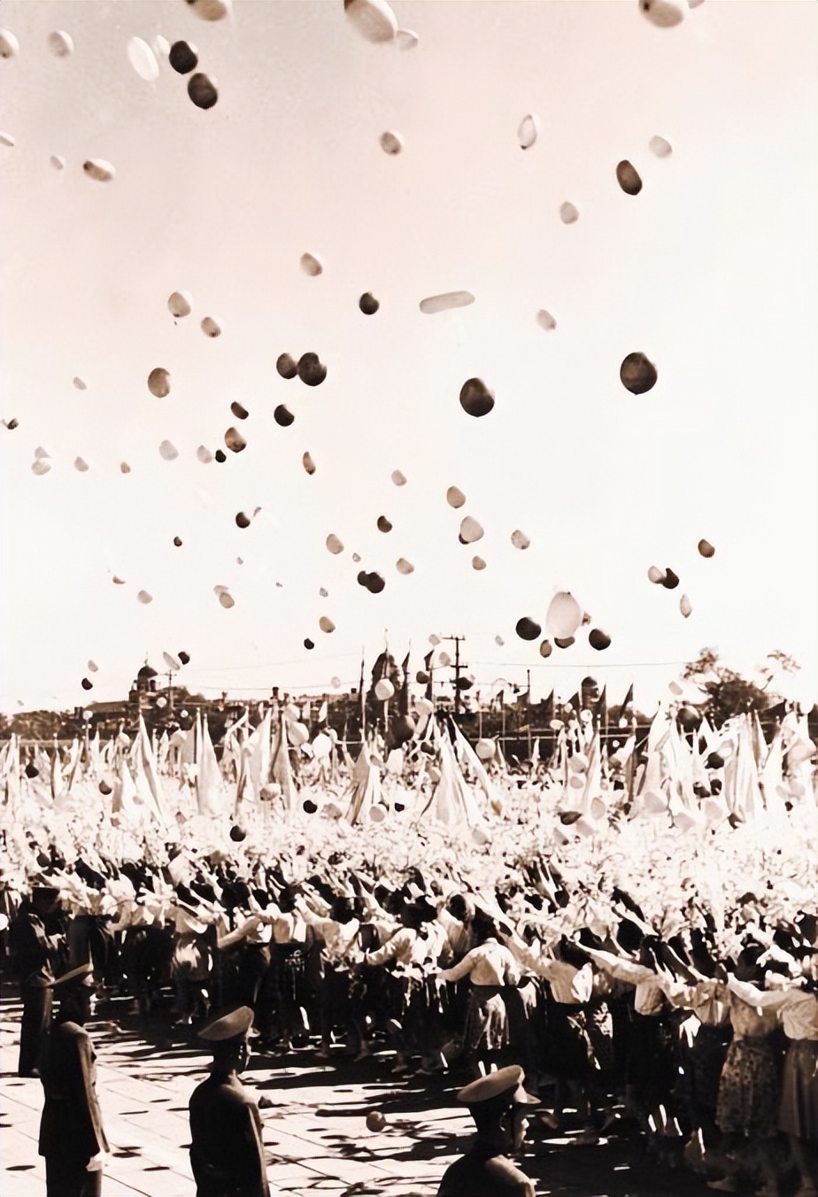 从华北电专师生为开国大典提供技术保障，到通信工程学院方队接受检阅，西电一直是我军通信人才培养的摇篮！