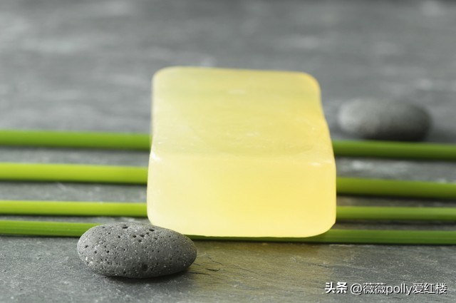 试猜薛宝琴精巧的元宵灯谜，谜底终不过是柴米油盐，内涵全是悲剧