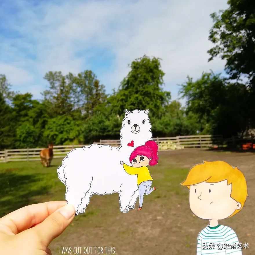 太甜蜜了，小情侣用卡通卡片人物，记录亲密旅行时刻