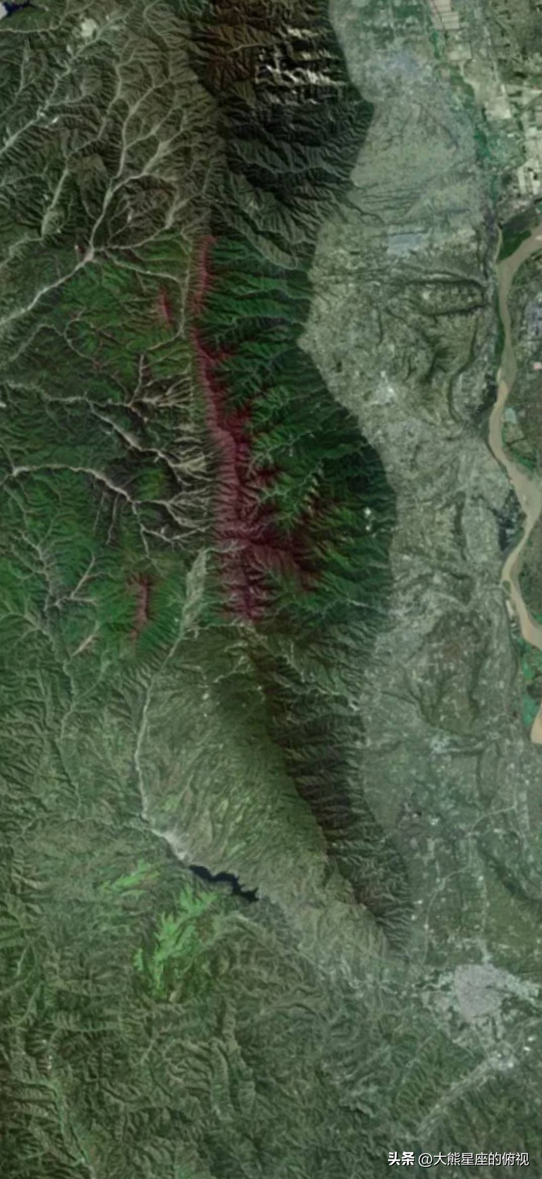 上帝视角看世界最美秋天,河南地平线最高的山