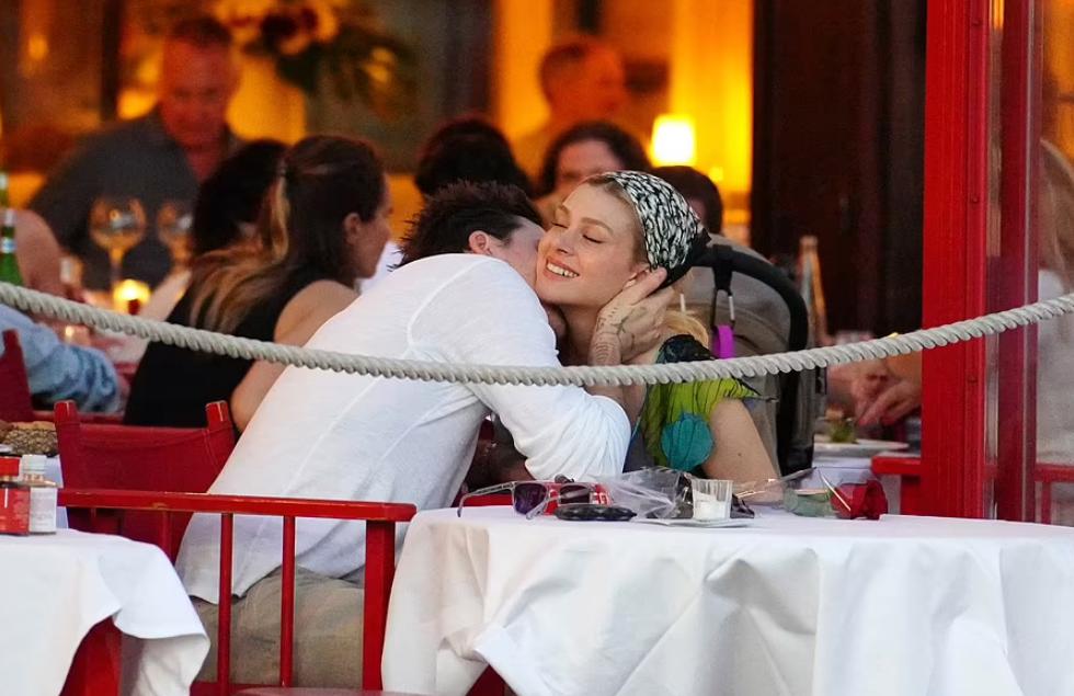 贝嫂承认与儿媳冷战不和,贝嫂跟婆婆闹翻事件视频