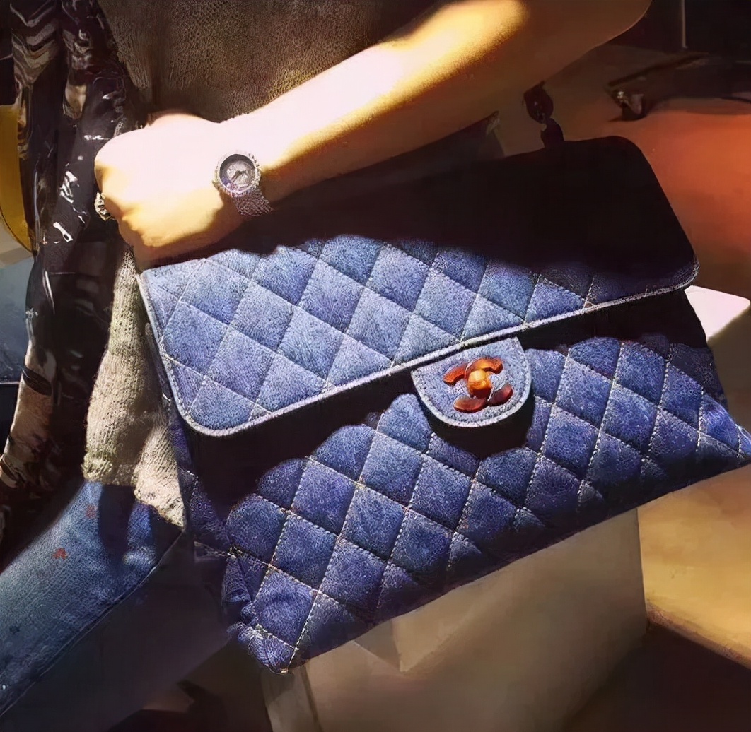 看完了Chanel富贵儿玳瑁，我默默放下了手中的皮质金链...