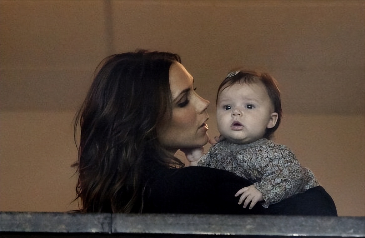 贝小七贝克汉姆小时候,贝小七被抱着长大