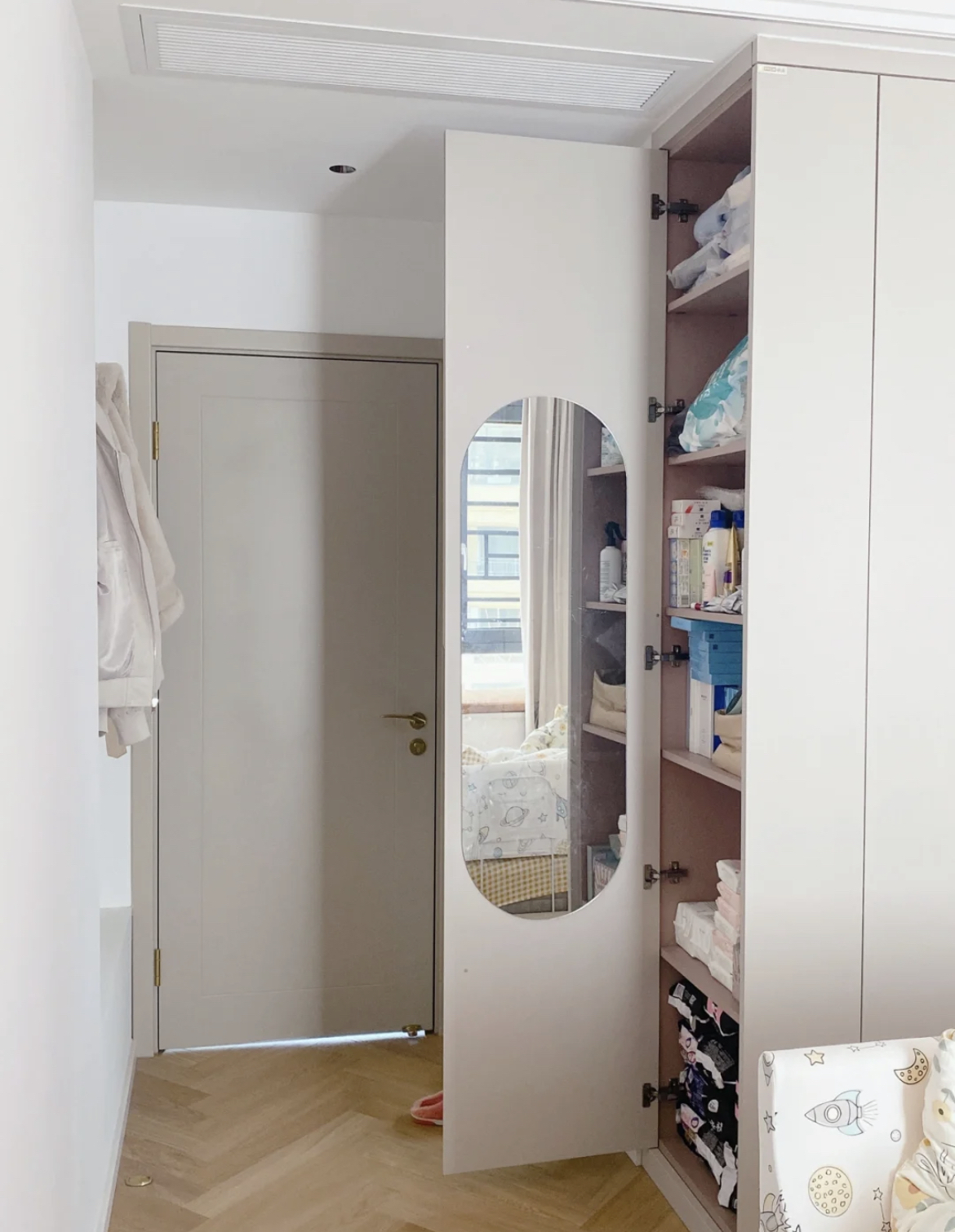 还好当初没放弃，给家里硬挤出15cm窄柜，入住后用处太大了