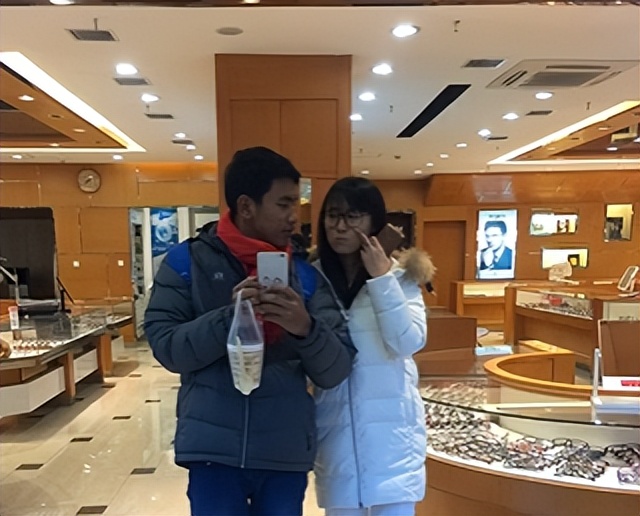 东*姑北**娘国外旅游，小7岁导游对她念念不忘，两人结婚5年后怎么样