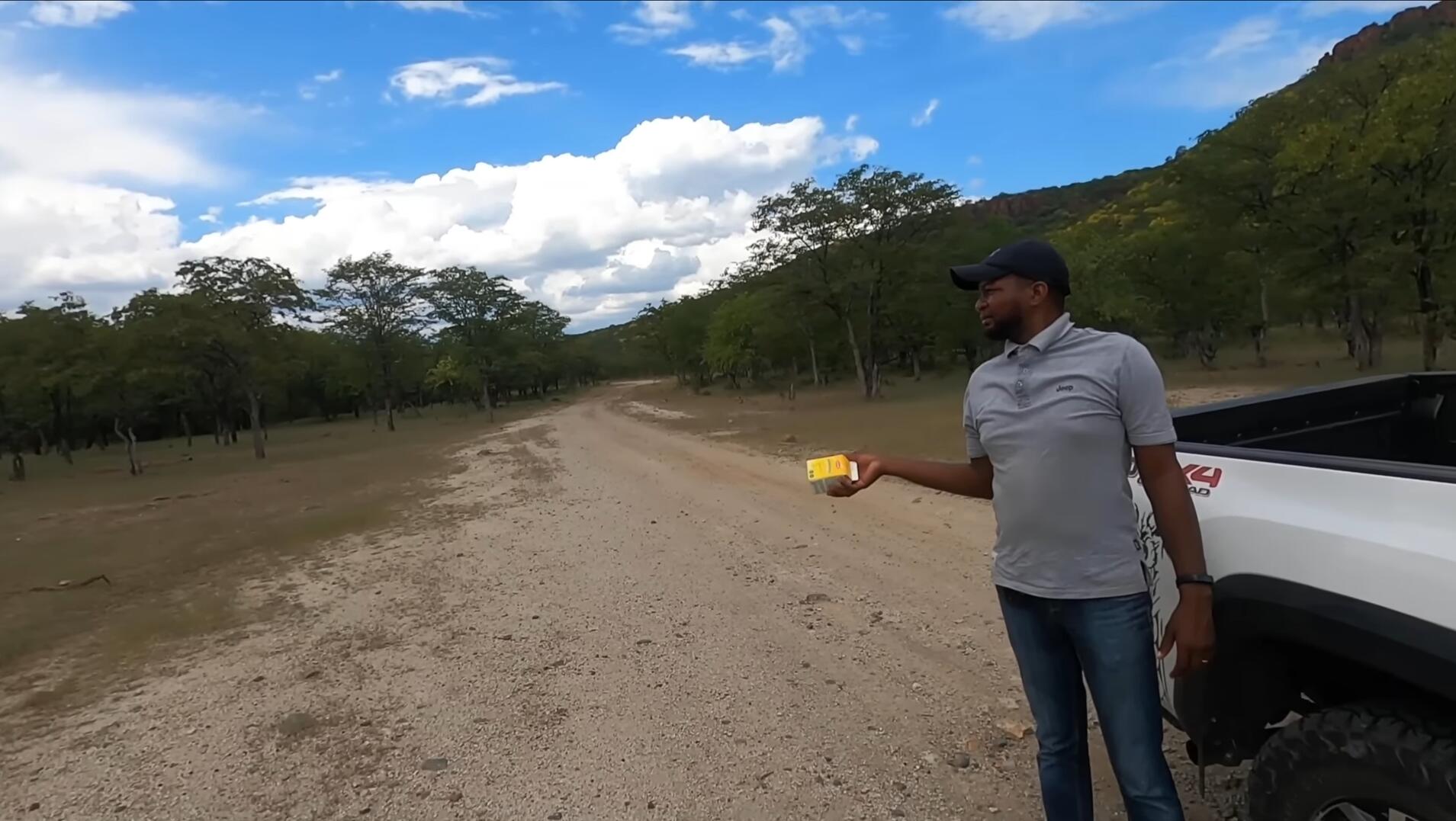 非洲神奇的部落，用牛粪做发型，偶遇不穿衣服的女孩