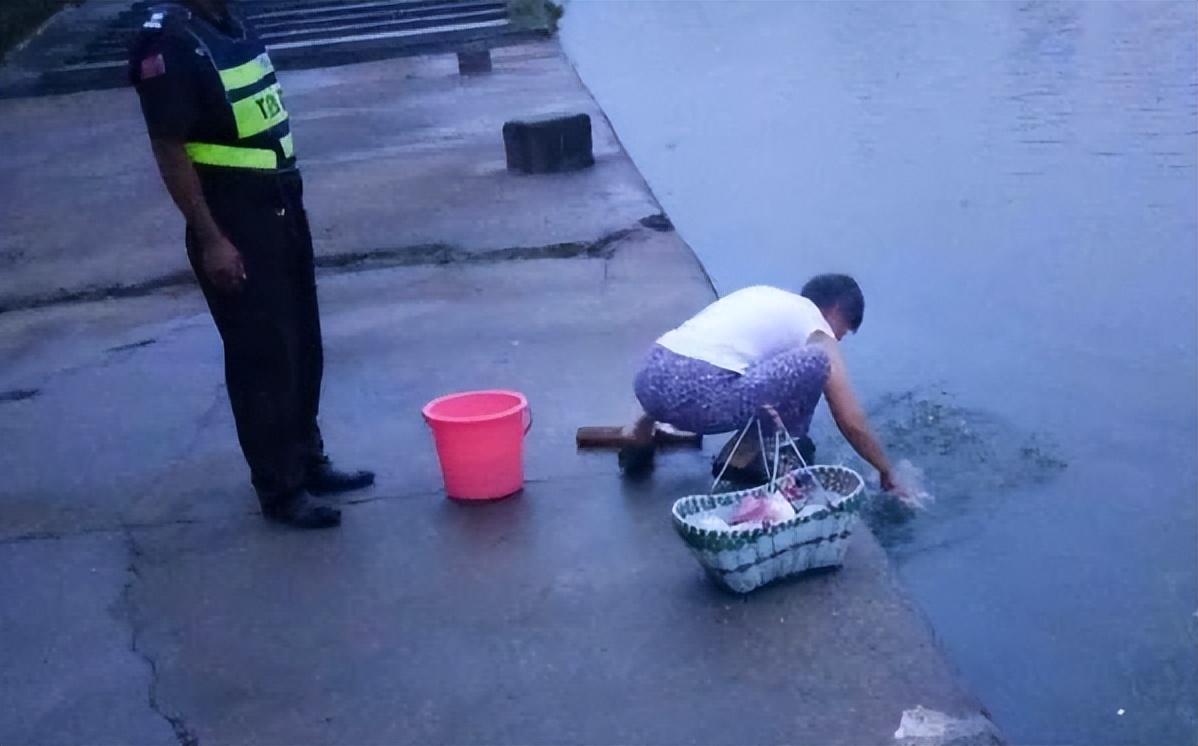 农妇洗衣服,农妇河边洗衣服引争议