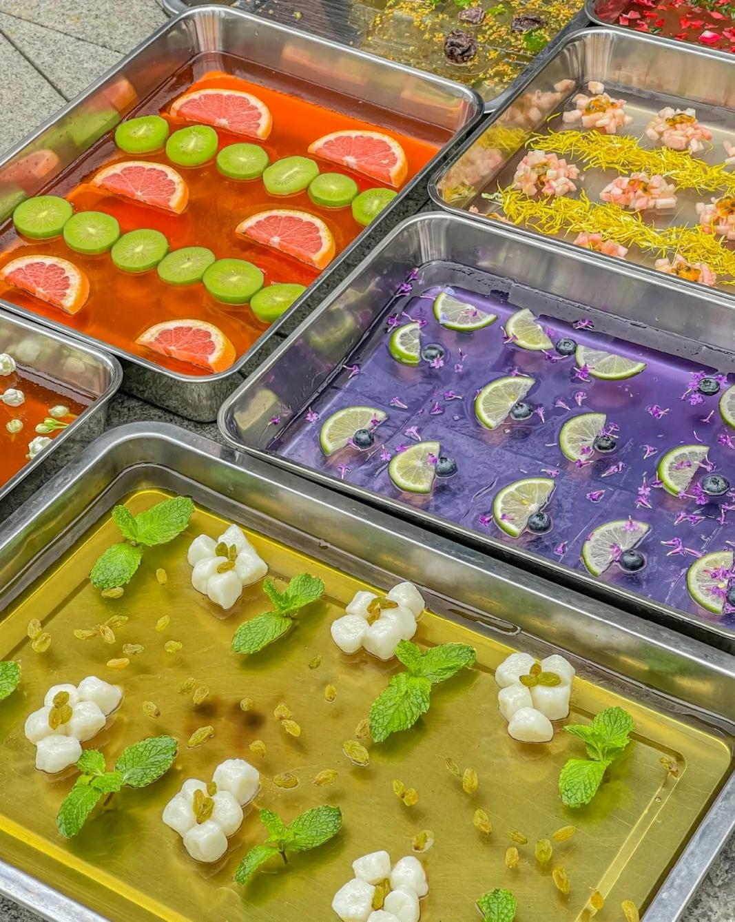 拇指包、太阳蛋、铁盒冰粉......半个川渝火锅圈都在卖