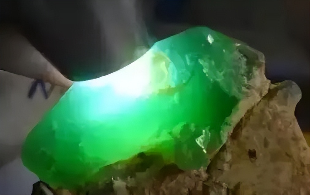 网络直播拍了几万元的翡翠，商家发假货怎么办？