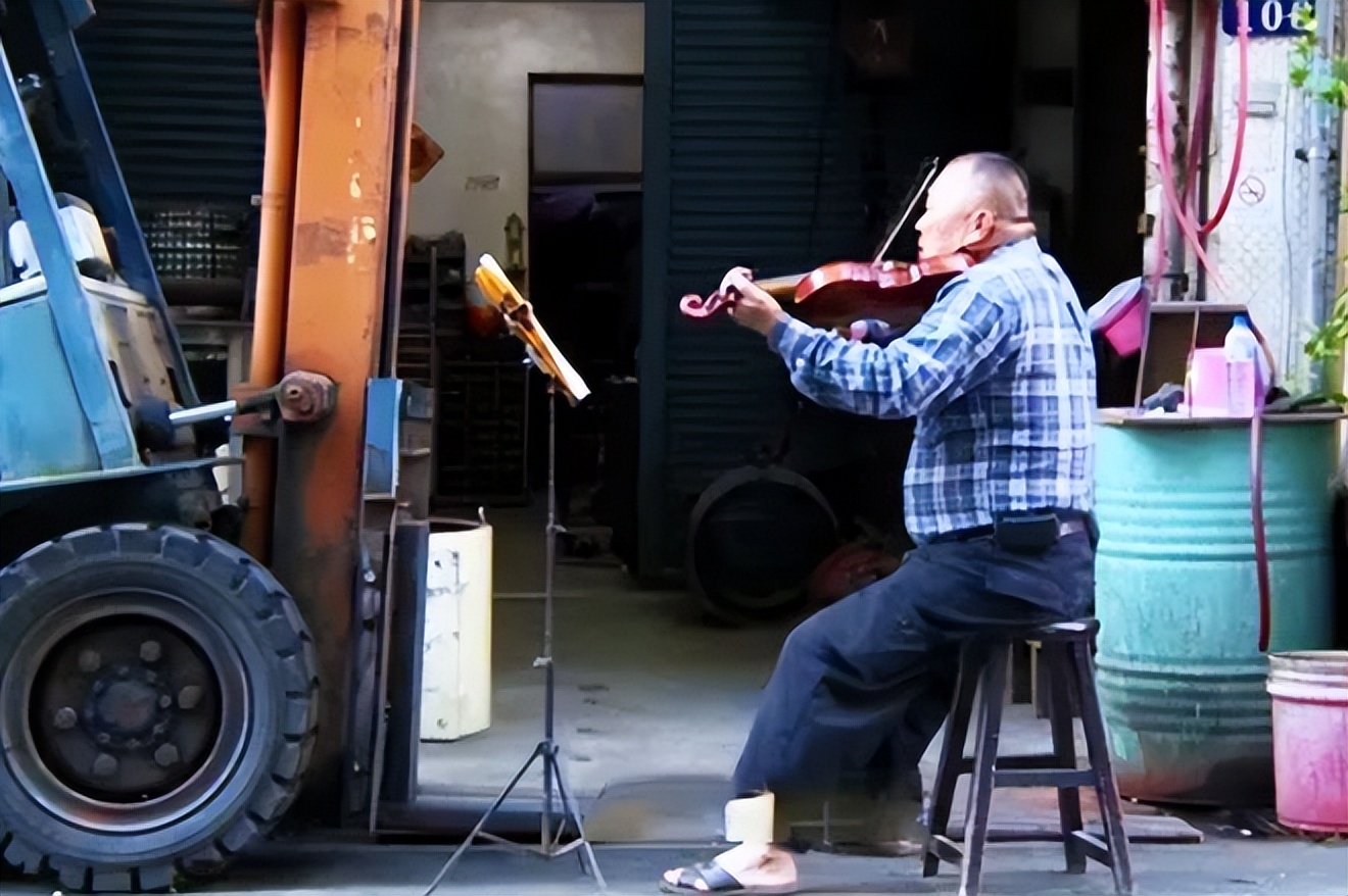 上了年纪就不能学乐器了吗？我今年83岁，77岁才开始学吉他