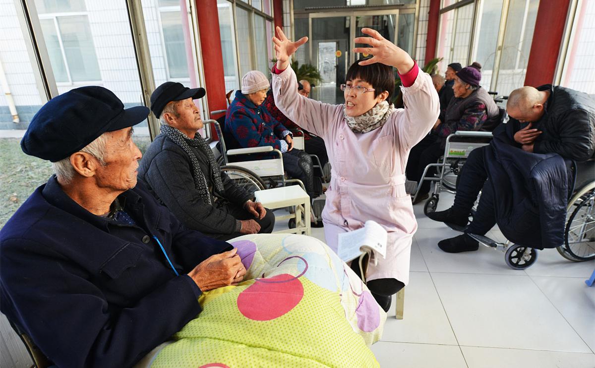 新婚第一天给婆婆洗脚后离婚,丈夫给坐月子妻子擦身体