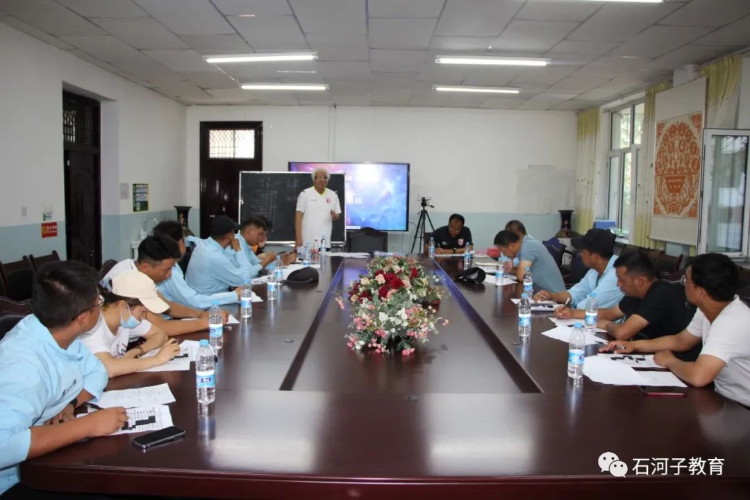 辽宁队青少年足球教练,辽宁足球教练教小孩踢人