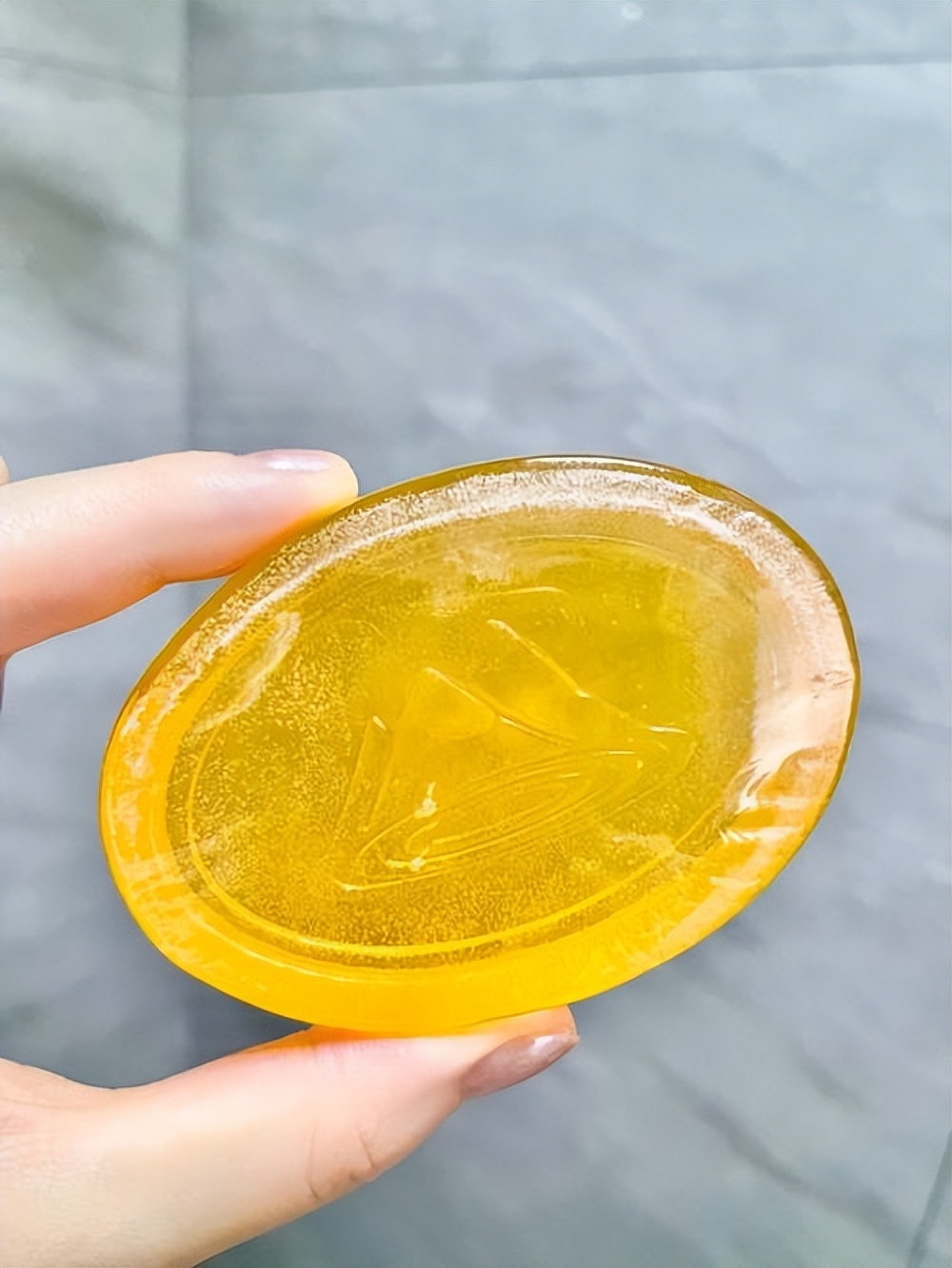 一女子坚持上海药皂洗头半年,一女子坚持硫磺皂洗头半年生发