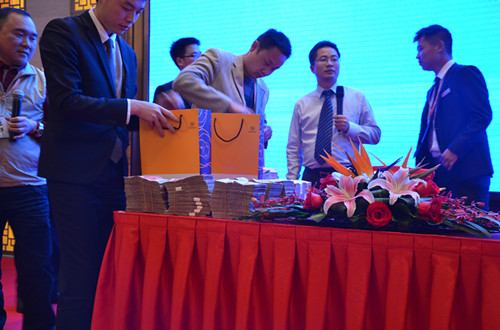 11年圈钱200亿,坑了10万中国人的“亿万富翁”,连夜跑路了!