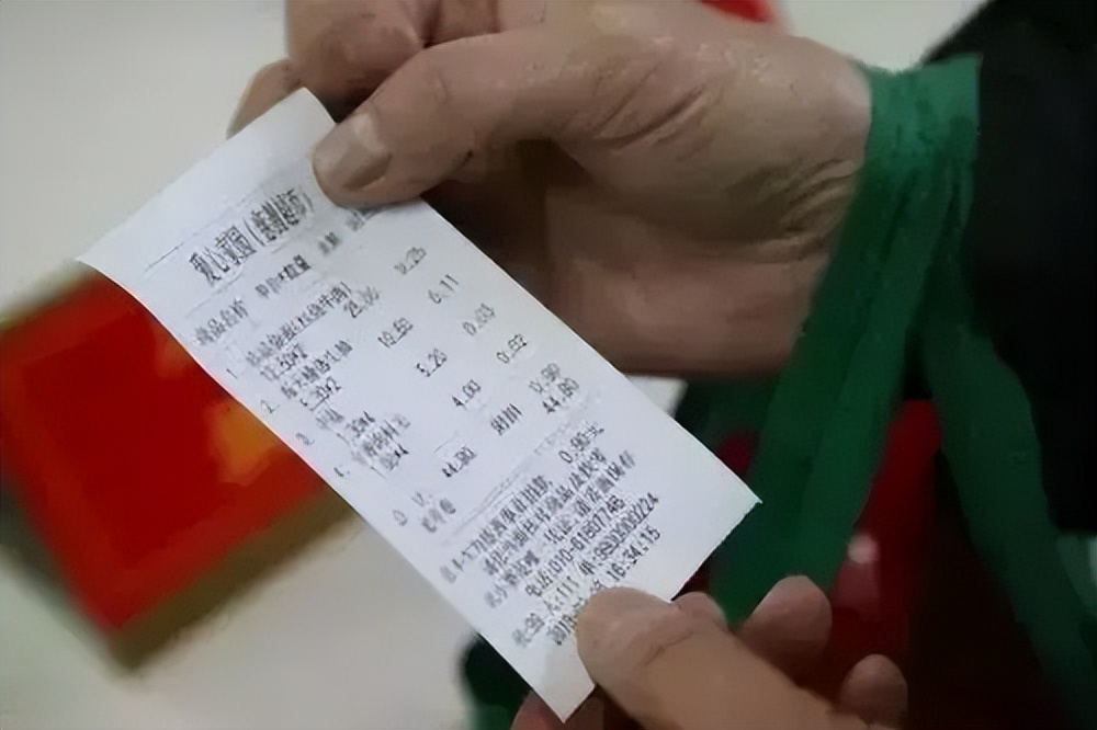 把随手丢弃的购物小票变成孩子们最珍贵的礼物，小镇因他而感动