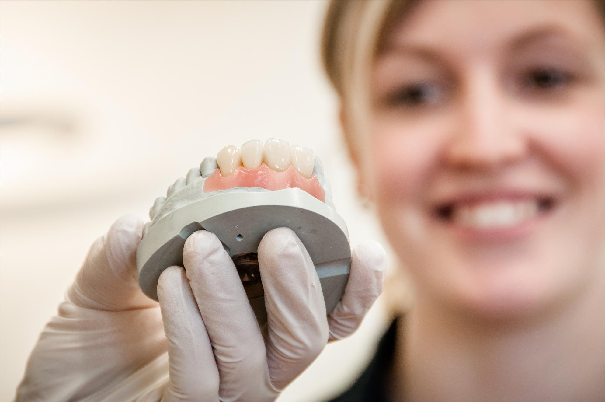 牙齿贴面什么材质经济又耐用,牙齿瓷贴面哪家做的好