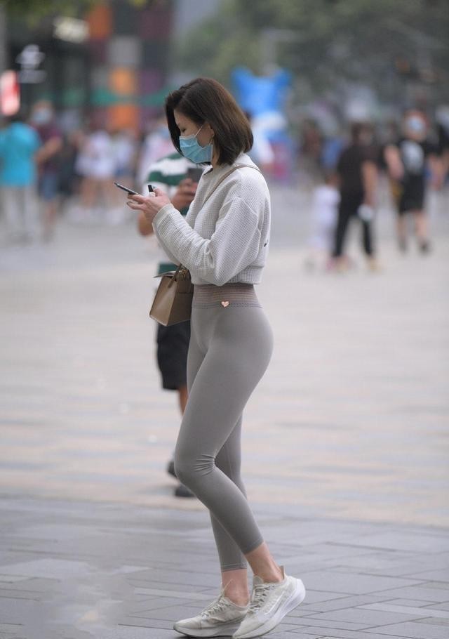 喇叭腿休闲裤适当搭配彰显个性,时尚优雅气质紧身裤穿搭漂亮至极