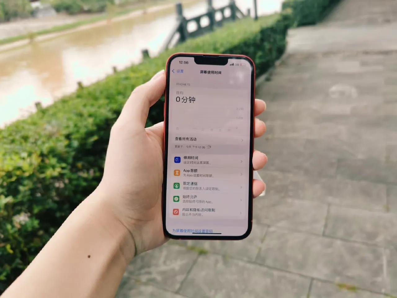 买手机官方实体店好还是网上好,买手机实体店买还是网上买靠谱