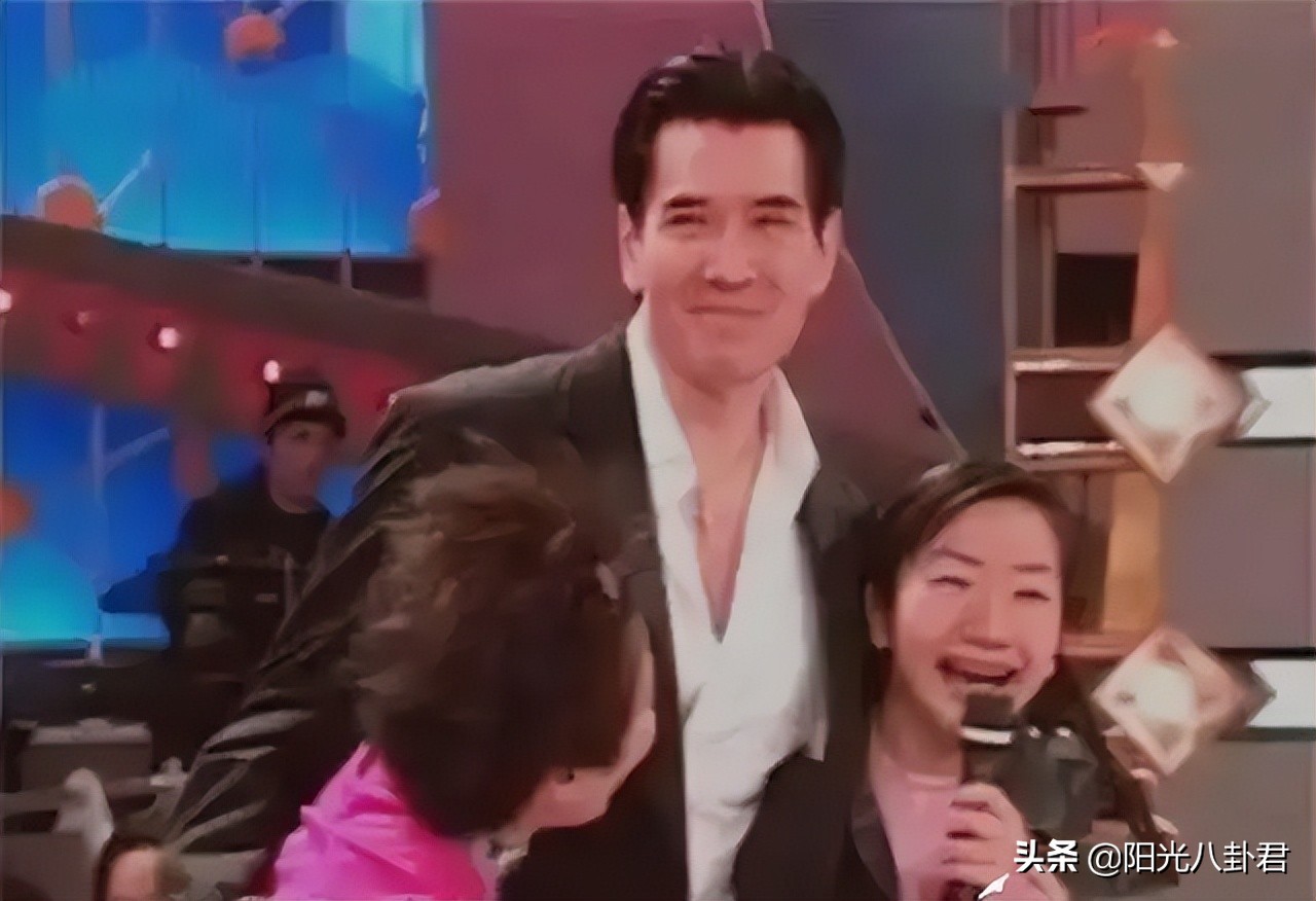 明星同框杨幂和肖战,众女星与谢霆锋合影