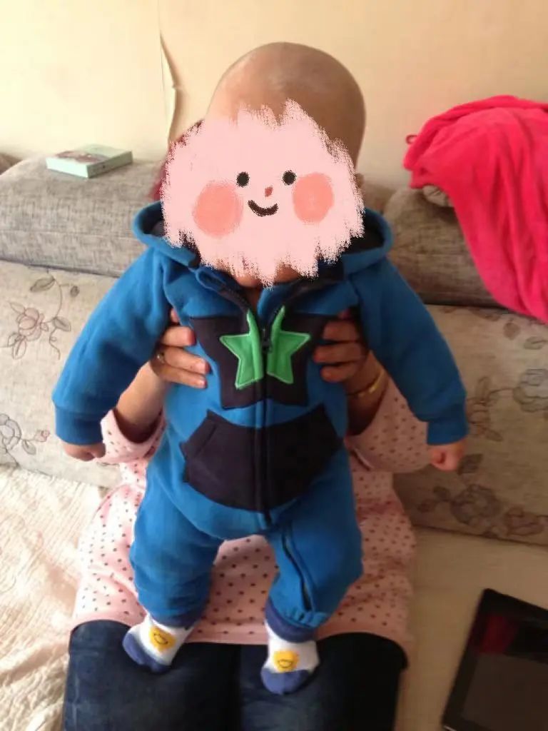 宝宝不会爬也不愿意趴怎么办,七个月宝宝不会爬总想站