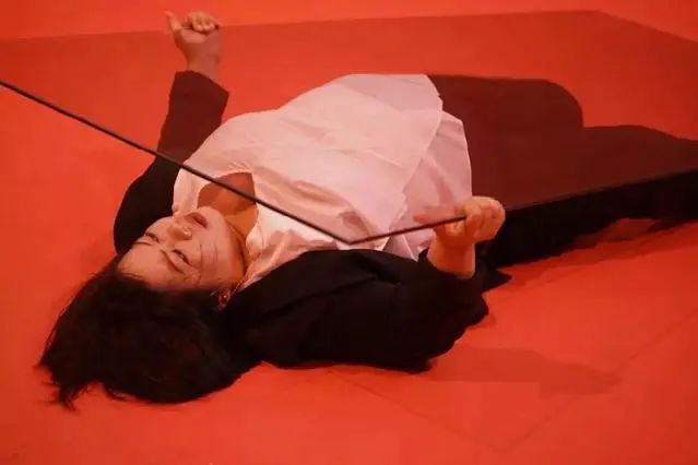 在无情的世界里有情的活着,在无情的世界里有份牵挂