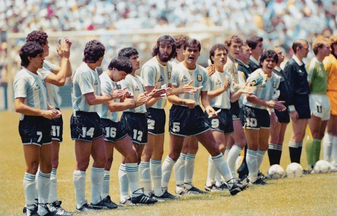 世界杯往事之马拉多纳魔鬼与天使,天下足球马拉多纳魔鬼与天使