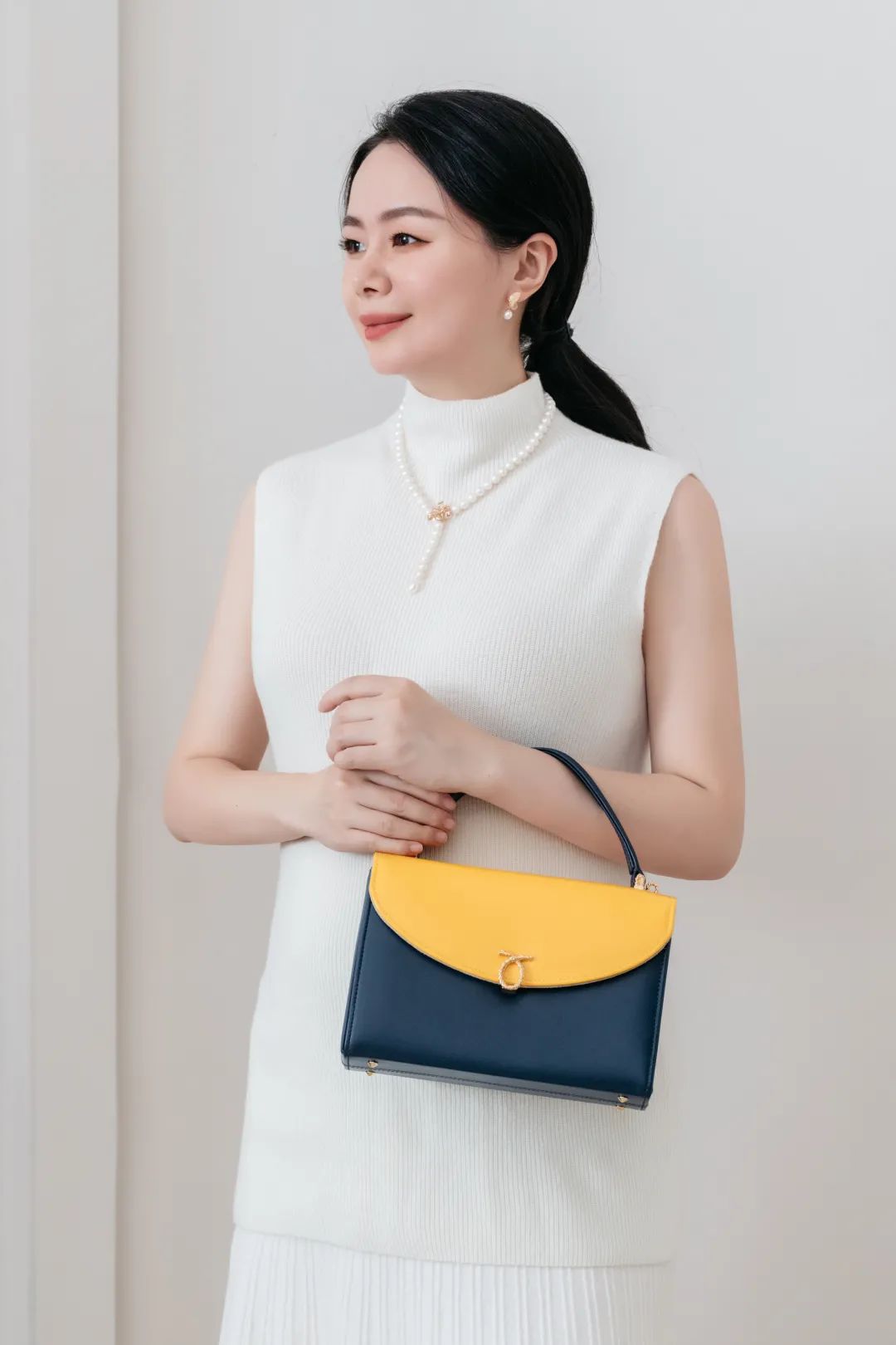 英国女王最喜欢的包包牌子,英国女王拿的包包价格