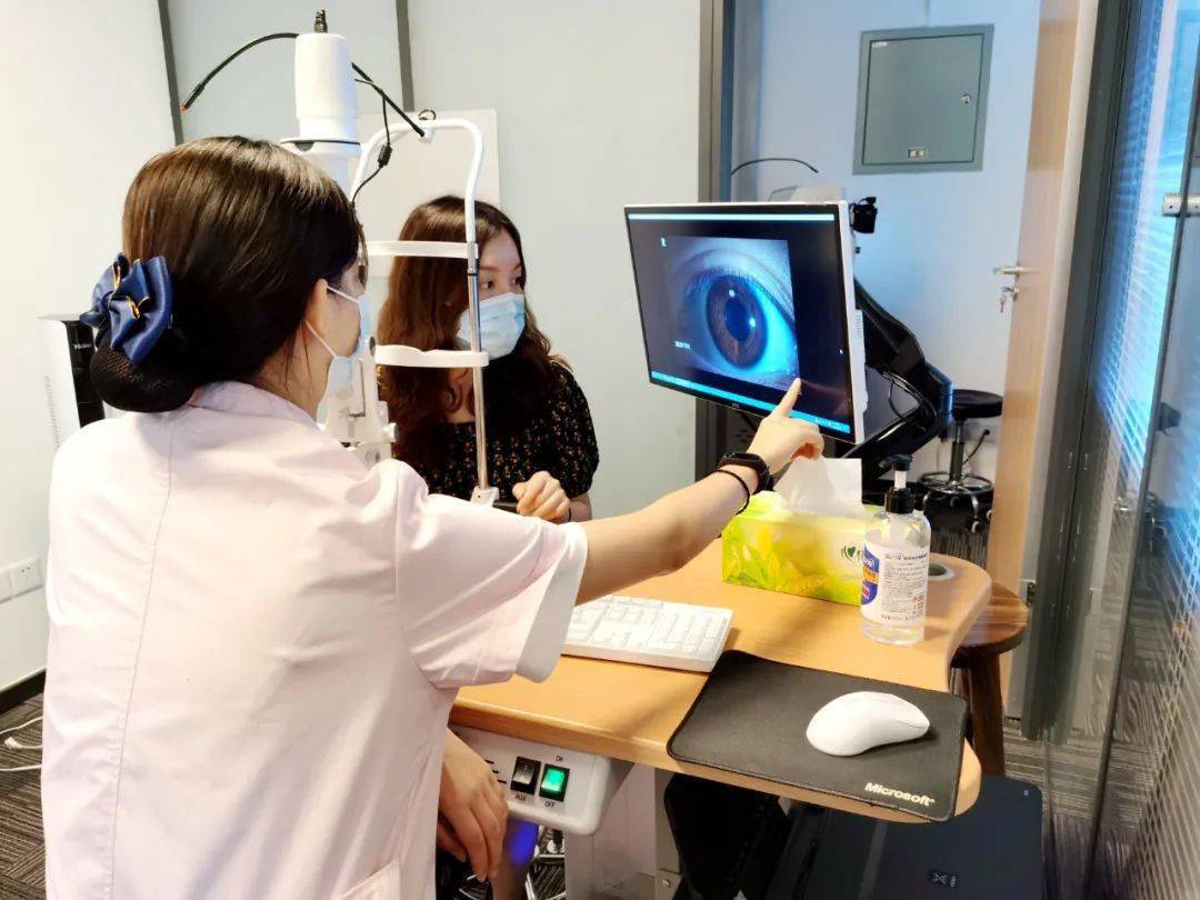 女子眼睛瘙痒难耐，医生从睫毛夹出17只阴虱！是怎么染上的？