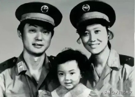 老戏骨王丽云，演员车晓的母亲，塑造过多个母亲和婆婆形象，把演好话剧当作自己这辈子最大的事