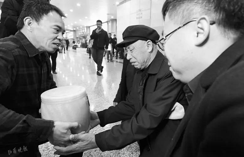 台湾“灵魂摆渡人”,放弃高薪工作,20年间自费送200位老兵回家