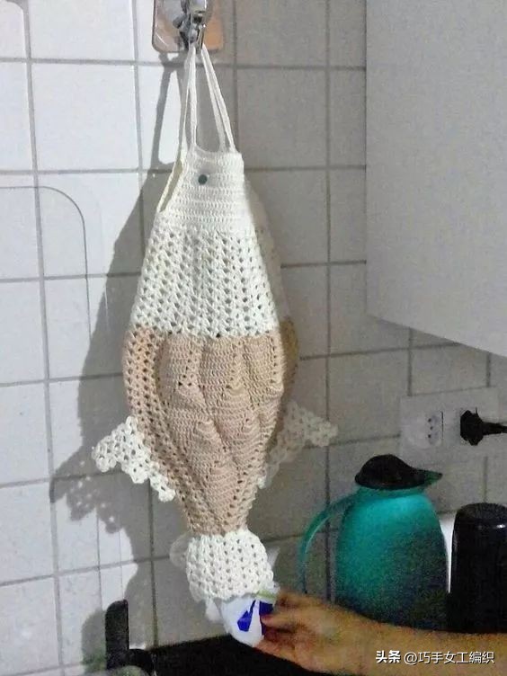 她只用零线就把鱼钩出了百变的花样，还超实用，真是太聪明了！