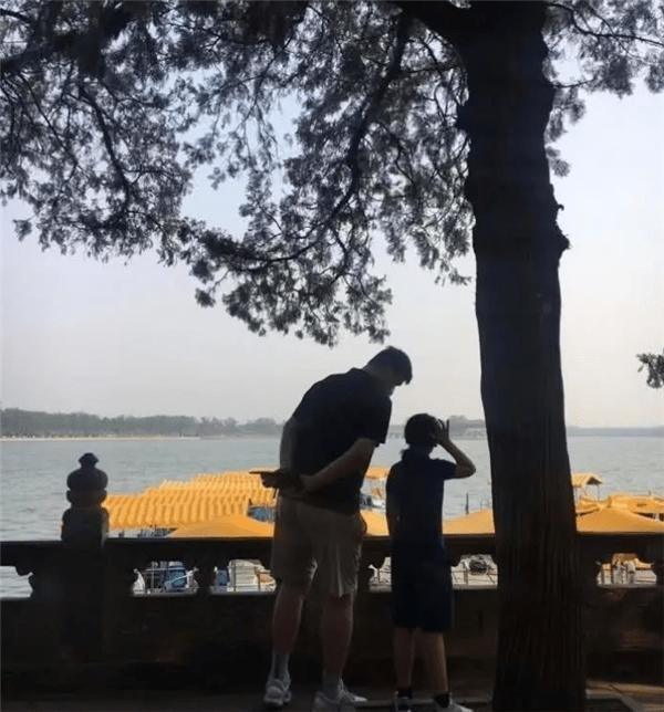 姚明父女现身机场照,姚明女儿姚沁蕾现在身高近照